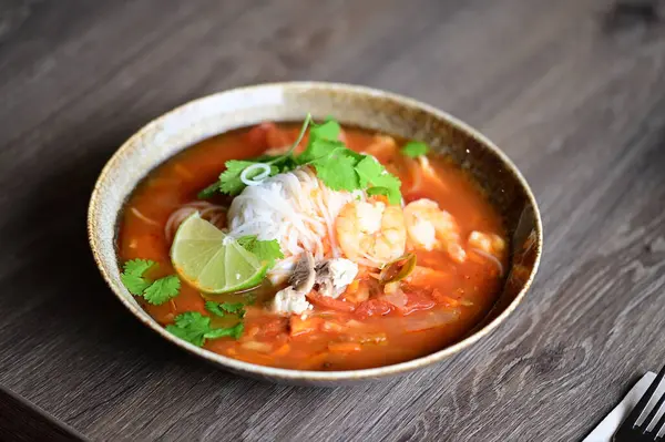 Geleneksel Çin yemeği, karides ve sebzeli çorba.