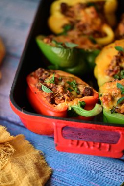 Biber, et, pirinç ve sebze ile doldurulmuş.