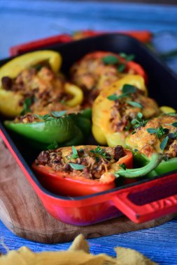 Biber, et, pirinç ve sebze ile doldurulmuş.