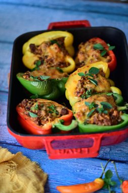 Biber, et, pirinç ve sebze ile doldurulmuş.