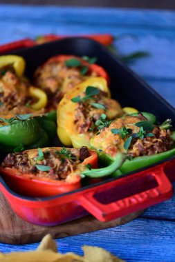 Biber, et, pirinç ve sebze ile doldurulmuş.