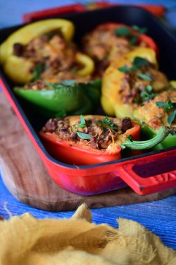 Biber, et, pirinç ve sebze ile doldurulmuş.