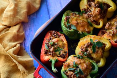 Biber, et, pirinç ve sebze ile doldurulmuş.