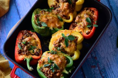 Biber, et, pirinç ve sebze ile doldurulmuş.