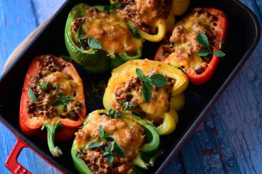 Biber, et, pirinç ve sebze ile doldurulmuş.