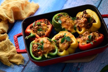 Biber, et, pirinç ve sebze ile doldurulmuş.