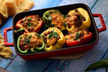 Biber, et, pirinç ve sebze ile doldurulmuş.