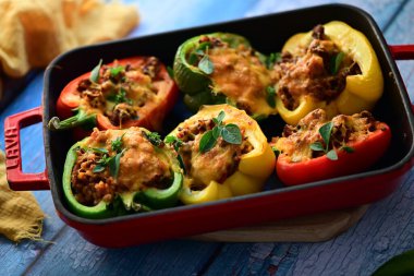 Biber, et, pirinç ve sebze ile doldurulmuş.