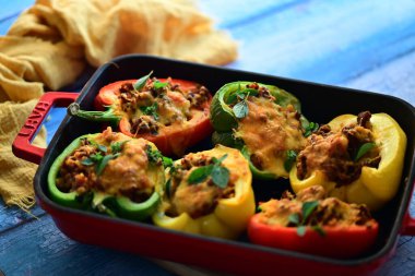 Biberli, etli, peynirli ve sebzeli hamur işi.