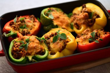 Kıyma dolu fırında biber.