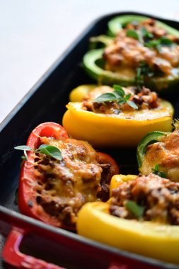 Biberli, etli, peynirli ve sebzeli hamur işi.