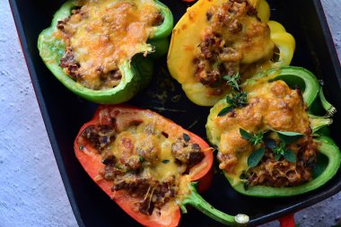 Etli ve peynirli fırında sebze. sağlıklı yiyecekler.