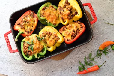 Fırında kavrulmuş dolma biber ve et - demir kızartma tavası