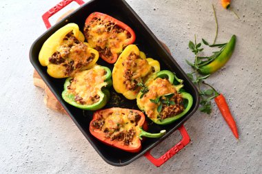 Doldurulmuş dolma biber ve et ve sebze. sağlıklı yiyecekler.