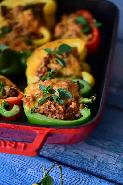 Biber, et, pirinç ve sebze ile doldurulmuş.