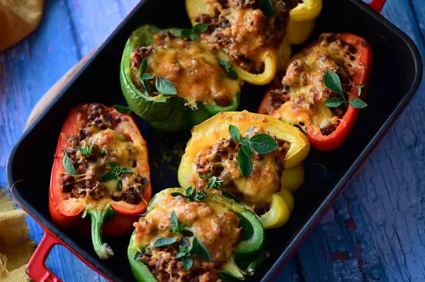 Biber, et, pirinç ve sebze ile doldurulmuş.