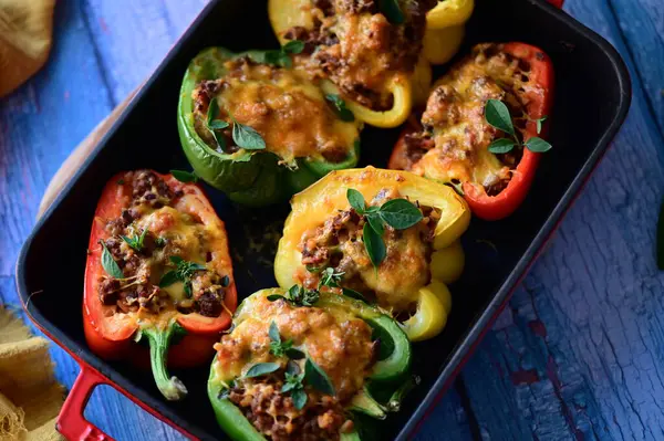 Biber, et, pirinç ve sebze ile doldurulmuş.