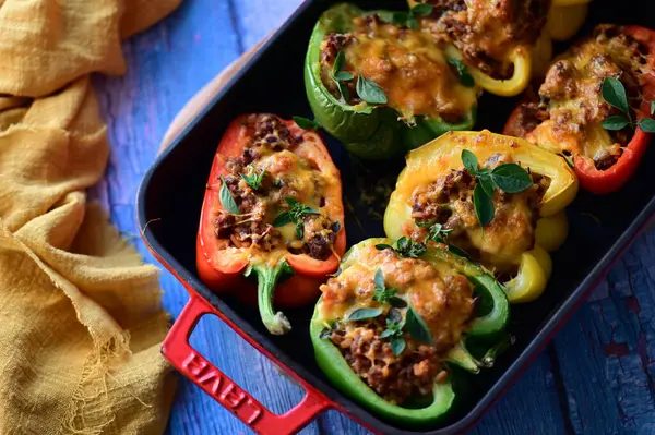 Biber, et, pirinç ve sebze ile doldurulmuş.