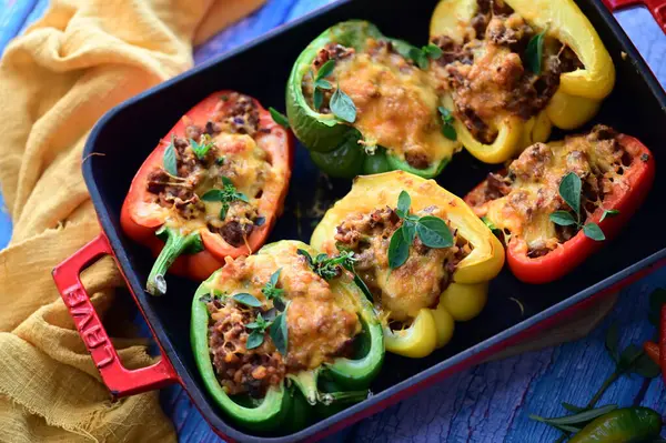 Biberli, etli, peynirli ve sebzeli hamur işi.