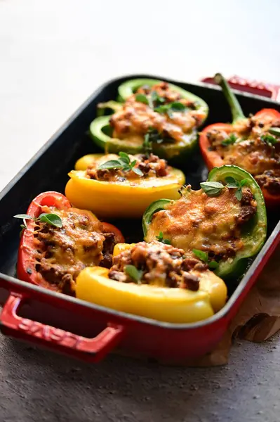 Peynir ve domatesle doldurulmuş ızgara biber.