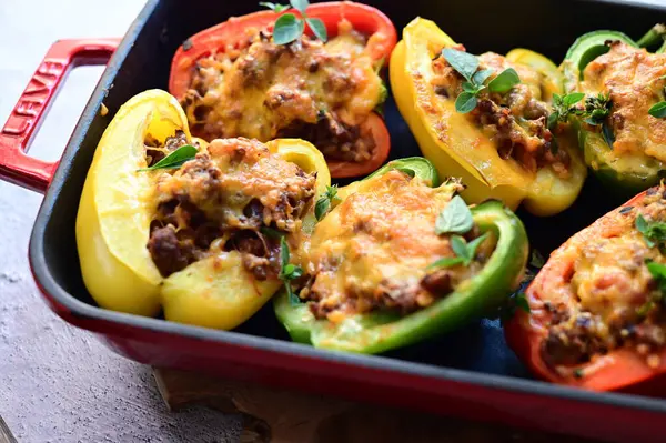 Tavada kıyma ve peynirli fırında biber, yakın çekim.