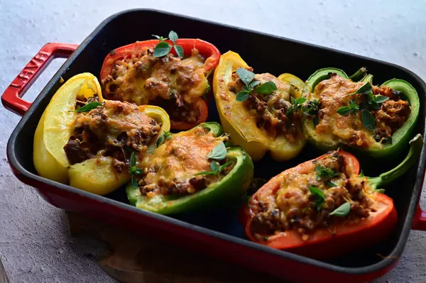 Doldurulmuş biber ve et ve peynir