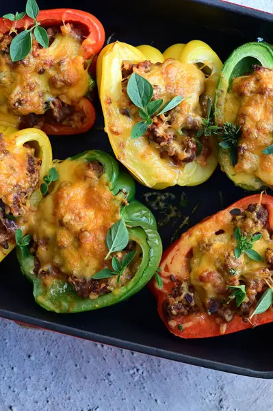 Tavada sebzeli dolma biber. Vejetaryen yemeği. en üstteki görünüm.