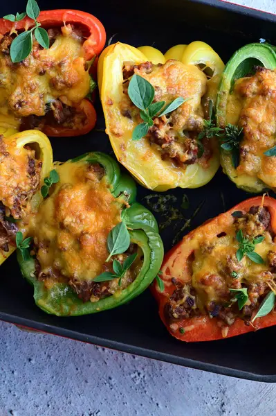 Peynir ve bitkilerle doldurulmuş biber.