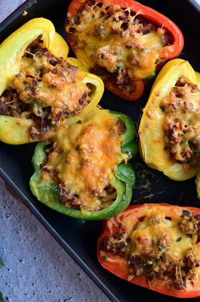Et, biber ve kıyma ile doldurulmuş ev yapımı patlıcan. sağlıklı yiyecekler.