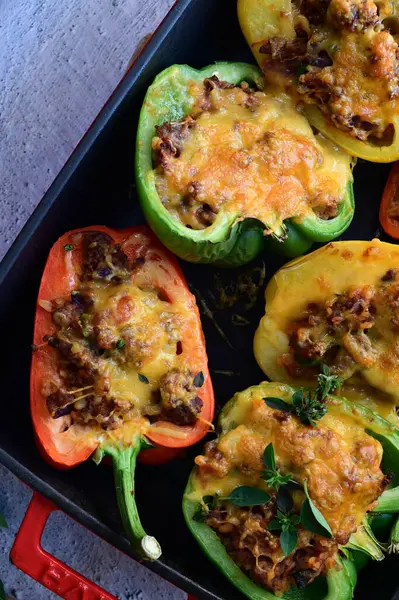 Et ve peynirle doldurulmuş fırında biber.