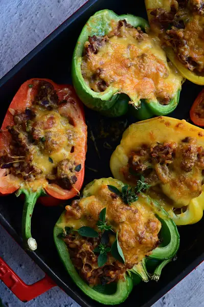 Et ve peynirle doldurulmuş fırında biber.