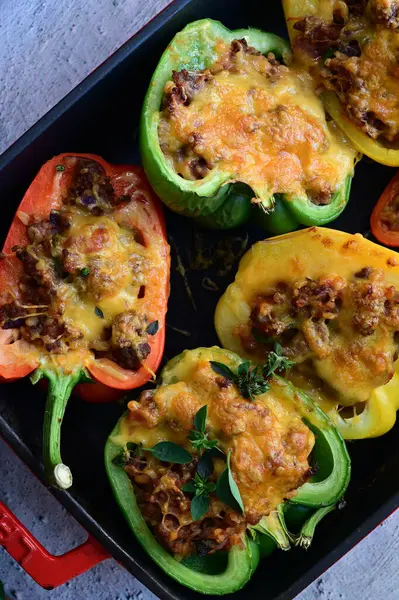 Peynir, et ve domatesle doldurulmuş fırında biber