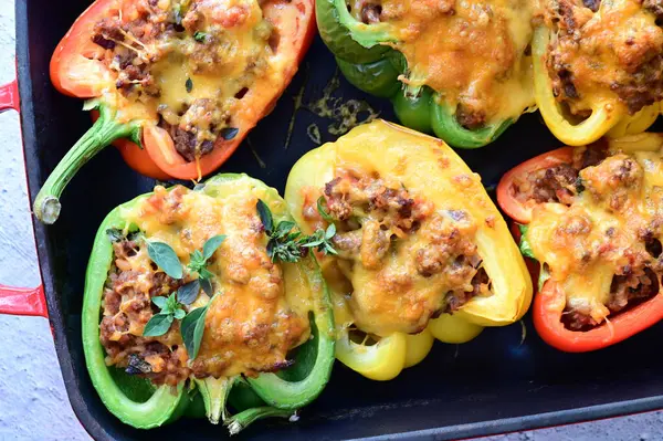 Kızartma tavasında kızarmış biber.