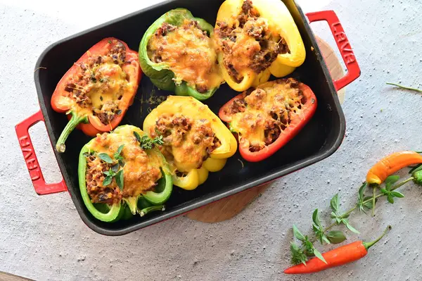 Fırınlanmış dolma biber ve kıymalı tava..