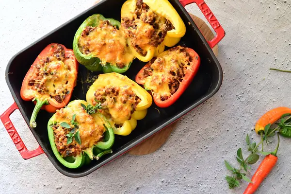 Kabak ve kıyma dolu fırın tepsisi..