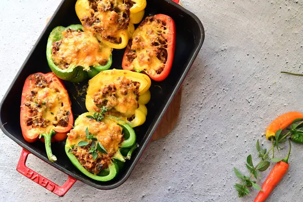 Doldurulmuş biber, et, sebze ve peynir.