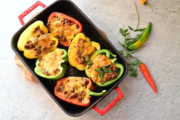 Peynirli, otlu, sarımsaklı, tavada baharatlı, sağlıklı yiyecekler.