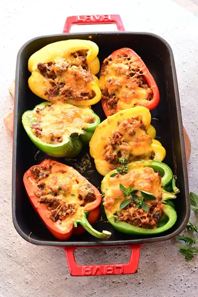 Tavada peynirli kızarmış biber..