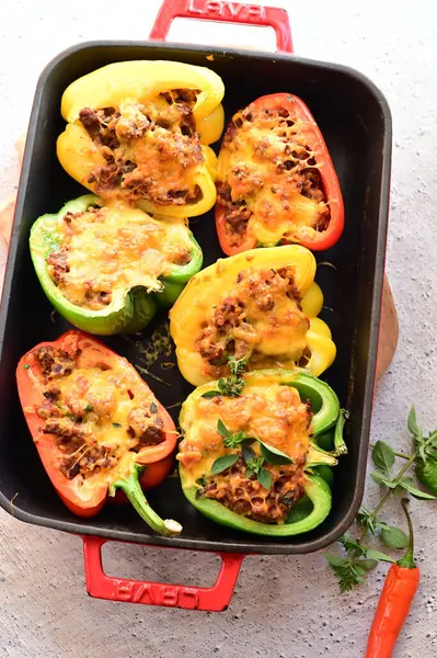 Tavada domates ve biberli kızarmış kabak.