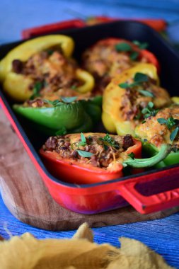 Biberli, etli, peynirli ve sebzeli hamur işi.