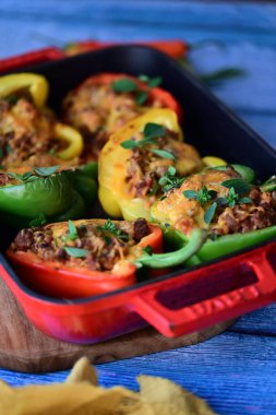 Biberli, etli, peynirli ve sebzeli hamur işi.