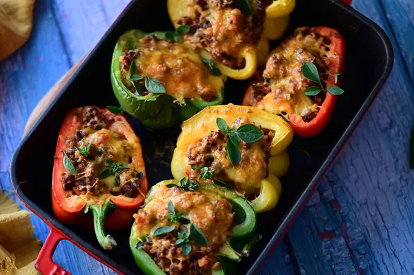 Biber, et, pirinç ve sebze ile doldurulmuş.