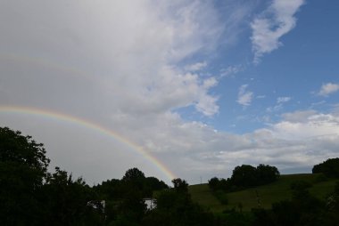 Yağmurdan sonra gökkuşağı. Yaz manzarası.