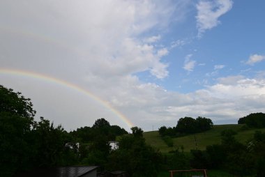 Gökyüzünde gökkuşağı ve bulutlar