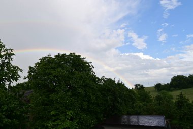 Almanya 'da, ormanda mavi bir gökkuşağının üzerinde gökkuşağı
