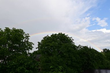 Gökyüzünde gökkuşağı