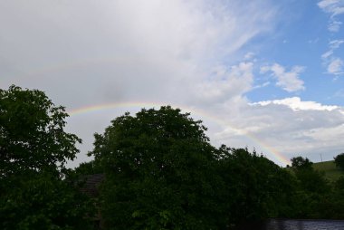 Nehrin üzerinde yağmur bulutları