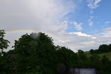 Gökkuşağı üstüne yağmur.
