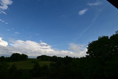Güzel bir manzara Ağacı ve mavi gökyüzü