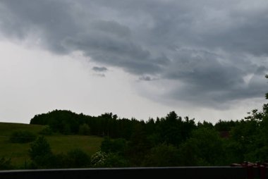 Bir köy üzerinde yağmur fırtınası